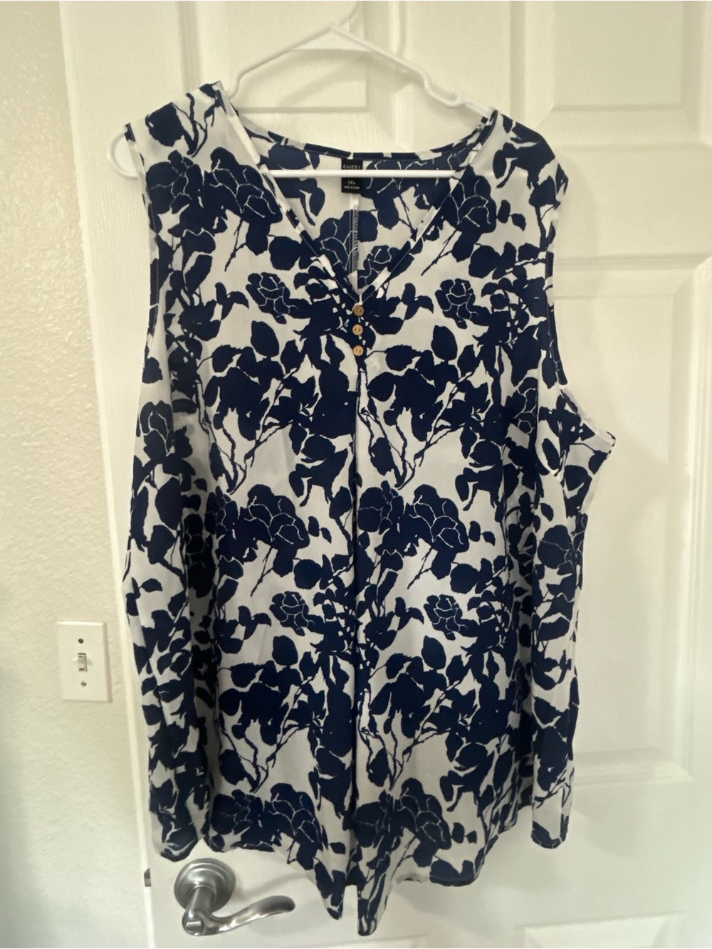 Women's Navy Floral V-Neck Sleeveless Camisole